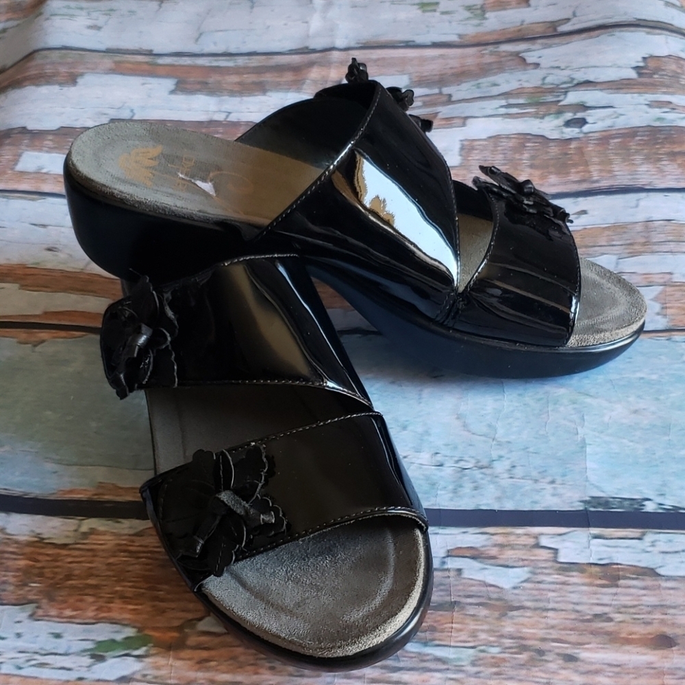 Dansko 38 black patent leather 2 straps platforms